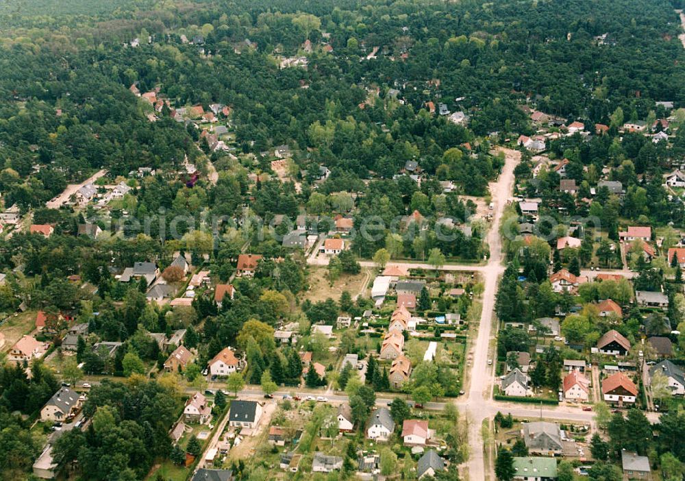 Aerial photograph Berlin - Mahlsdorf - Blick auf das Wohngebiet an der Lehnitzstraße in Berlin-Mahlsdorf. View of the residential area at the Lehnitzstrasse in Berlin-Mahlsdorf.