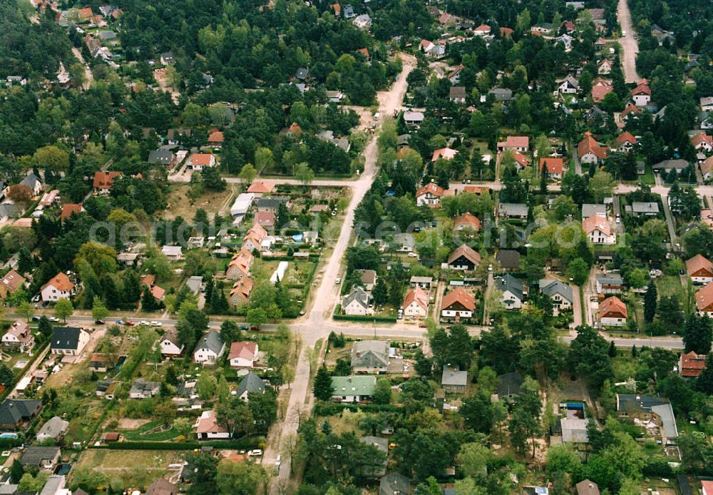 Berlin - Mahlsdorf from above - Blick auf das Wohngebiet an der Lehnitzstraße in Berlin-Mahlsdorf. View of the residential area at the Lehnitzstrasse in Berlin-Mahlsdorf.