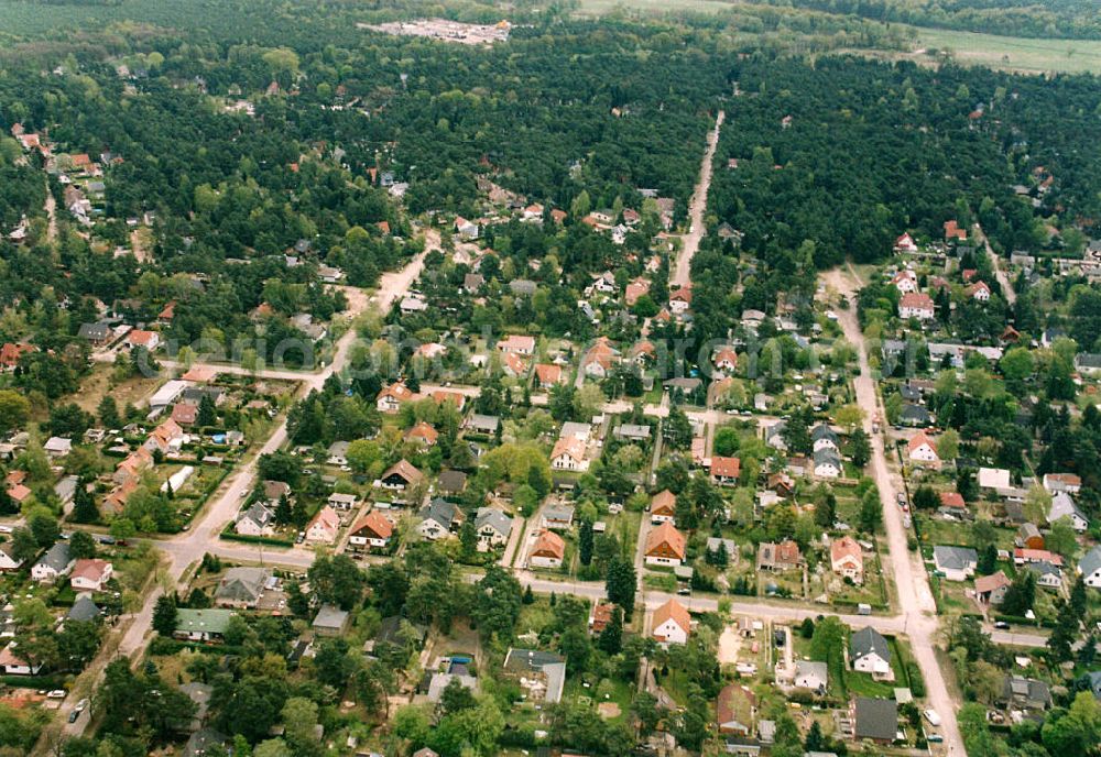 Aerial image Berlin - Mahlsdorf - Blick auf das Wohngebiet an der Lehnitzstraße in Berlin-Mahlsdorf. View of the residential area at the Lehnitzstrasse in Berlin-Mahlsdorf.