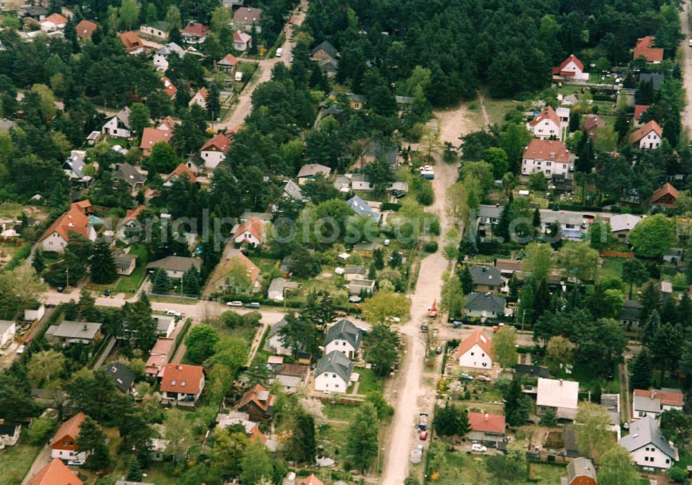 Berlin - Mahlsdorf from above - Blick auf das Wohngebiet an der Lehnitzstraße in Berlin-Mahlsdorf. View of the residential area at the Lehnitzstrasse in Berlin-Mahlsdorf.