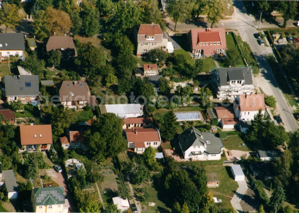 Berlin-Mahlsdorf from above - Blick auf das Wohngebiet an der Melanchthanstraße - Lübzerstraße in Berlin-Mahlsdorf. View of the residential area at the Melanchthanstrasse - Lübzerstrasse in the Berlin district Mahlsdorf.