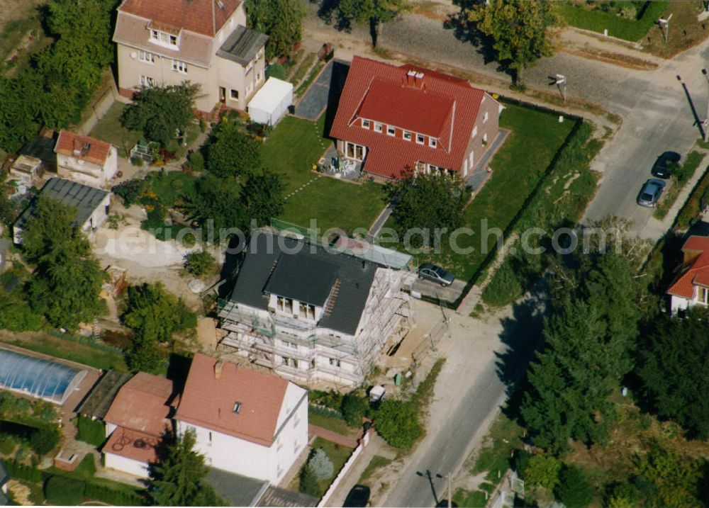 Berlin-Mahlsdorf from the bird's eye view: Blick auf das Wohngebiet an der Melanchthanstraße - Lübzerstraße in Berlin-Mahlsdorf. View of the residential area at the Melanchthanstrasse - Lübzerstrasse in the Berlin district Mahlsdorf.