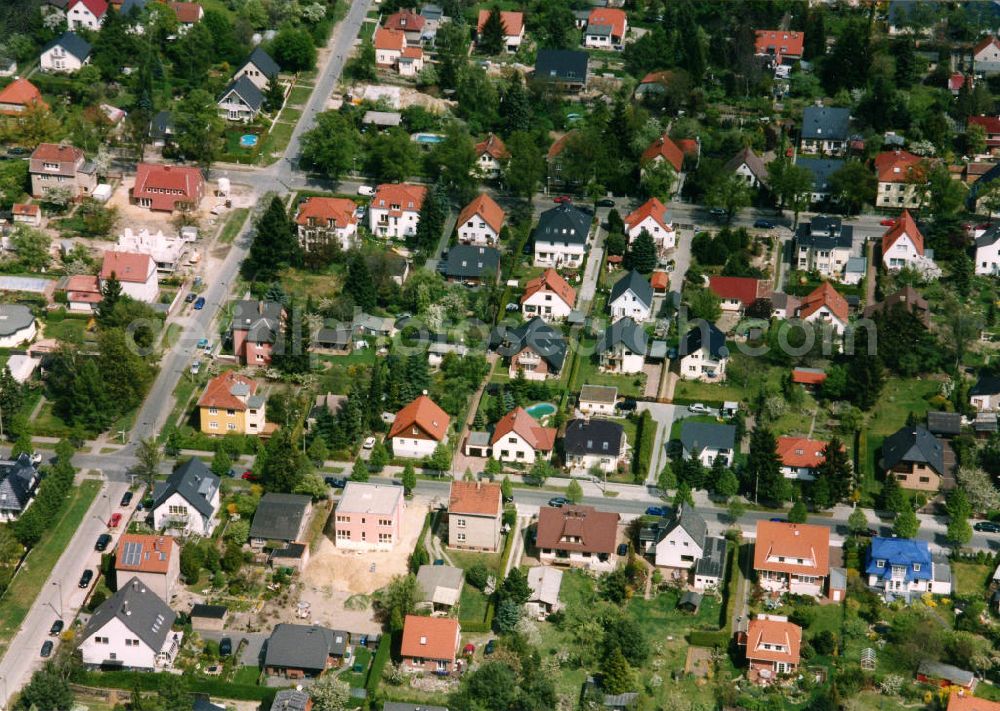 Aerial photograph Berlin-Mahlsdorf - Blick auf das Wohngebiet an der Melanchthanstraße - Lübzerstraße in Berlin-Mahlsdorf. View of the residential area at the Melanchthanstrasse - Lübzerstrasse in the Berlin district Mahlsdorf.