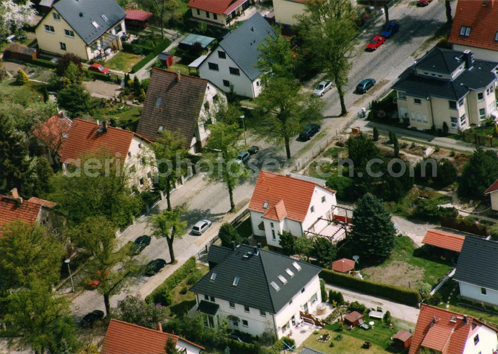 Berlin-Mahlsdorf from above - Blick auf das Wohngebiet an der Melanchthanstraße - Lübzerstraße in Berlin-Mahlsdorf. View of the residential area at the Melanchthanstrasse - Lübzerstrasse in the Berlin district Mahlsdorf.