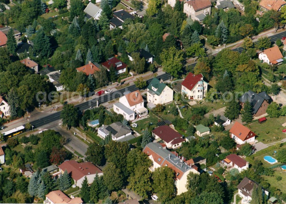 Berlin-Mahlsdorf from the bird's eye view: Blick auf das Wohngebiet an der Hönower Straße - Lindenhofstraße in Berlin-Mahlsdorf. View of the residential area at the Hönower Strasse - Lindenhofstrasse in the Berlin district Mahlsdorf.