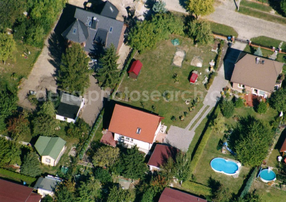 Berlin-Mahlsdorf from above - Blick auf das Wohngebiet an der Melanchthanstraße - Burggrafenstraße in Berlin-Mahlsdorf. View of the residential area at the Melanchthanstrasse - Burggrafenstrasse in the Berlin district Mahlsdorf.