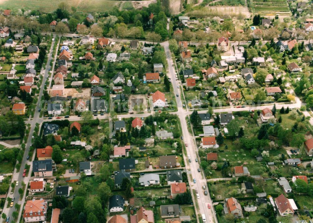 Berlin-Mahlsdorf from the bird's eye view: Blick auf das Wohngebiet an der Florastraße - Karlshafenerstraße in Berlin-Mahlsdorf. View of the residential area at the Florastrasse - Karlshafenerstrasse in the Berlin district Mahlsdorf.