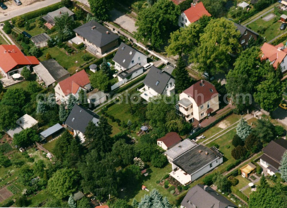 Aerial image Berlin-Mahlsdorf - Blick auf das Wohngebiet an der Florastraße - Karlshafenerstraße in Berlin-Mahlsdorf. View of the residential area at the Florastrasse - Karlshafenerstrasse in the Berlin district Mahlsdorf.