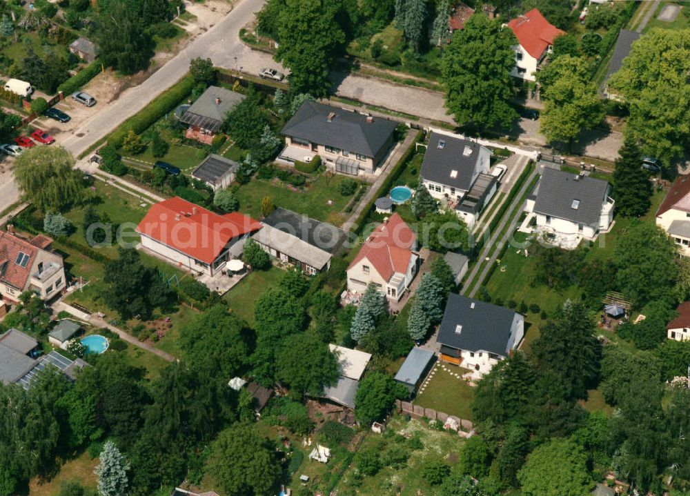 Aerial photograph Berlin-Mahlsdorf - Blick auf das Wohngebiet an der Florastraße - Karlshafenerstraße in Berlin-Mahlsdorf. View of the residential area at the Florastrasse - Karlshafenerstrasse in the Berlin district Mahlsdorf.