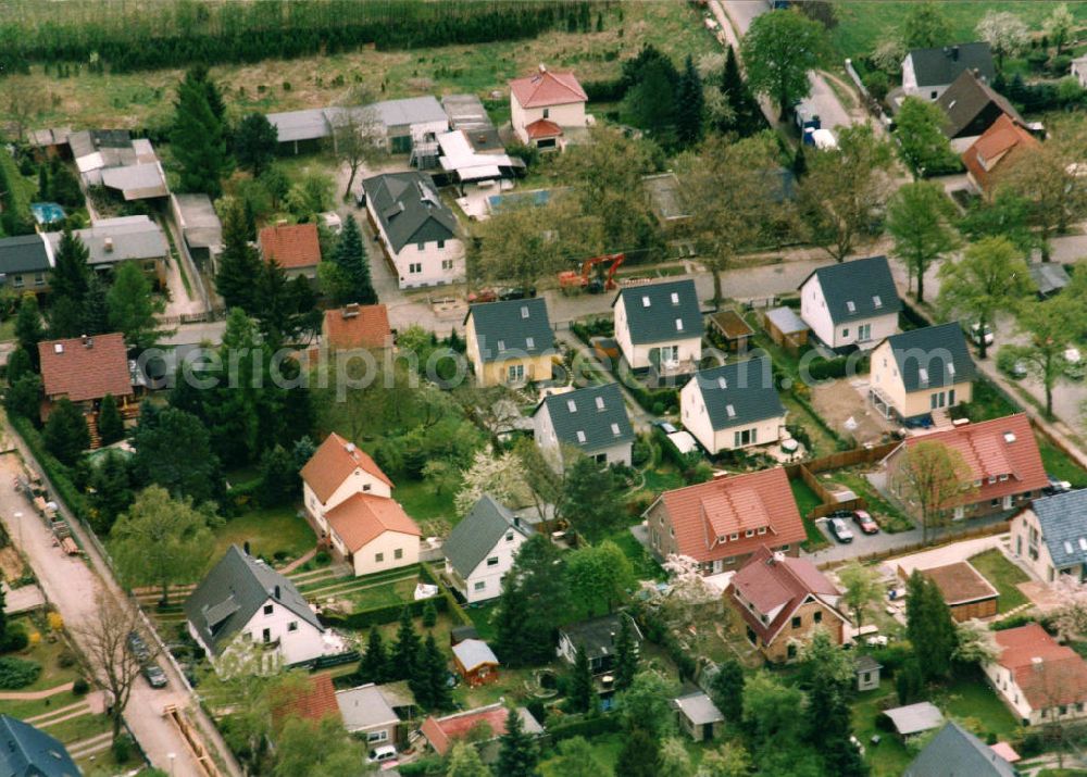 Berlin-Mahlsdorf from above - Blick auf das Wohngebiet am Kleeackerweg - Florastraße - Lübzerstraße in Berlin-Mahlsdorf. View of the residential area at the Kleeackerweg - Florastrasse - Lübzerstrasse in the Berlin district Mahlsdorf.