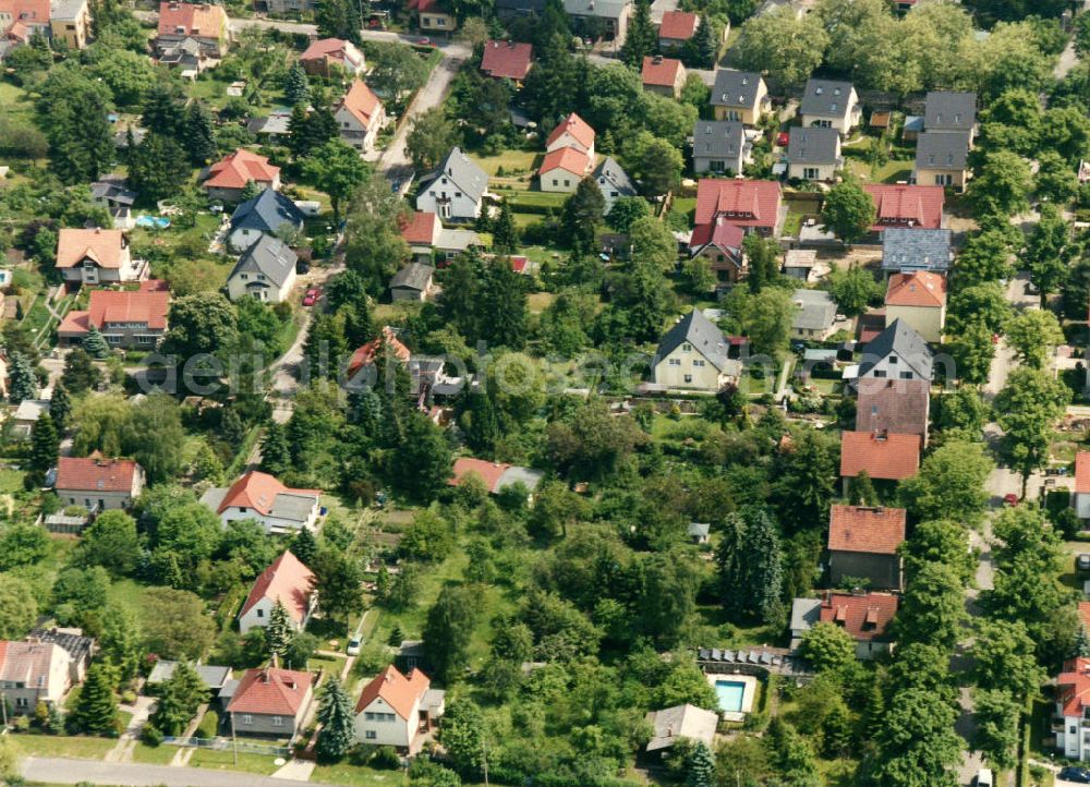 Berlin-Mahlsdorf from the bird's eye view: Blick auf das Wohngebiet am Kleeackerweg - Florastraße - Lübzerstraße in Berlin-Mahlsdorf. View of the residential area at the Kleeackerweg - Florastrasse - Lübzerstrasse in the Berlin district Mahlsdorf.