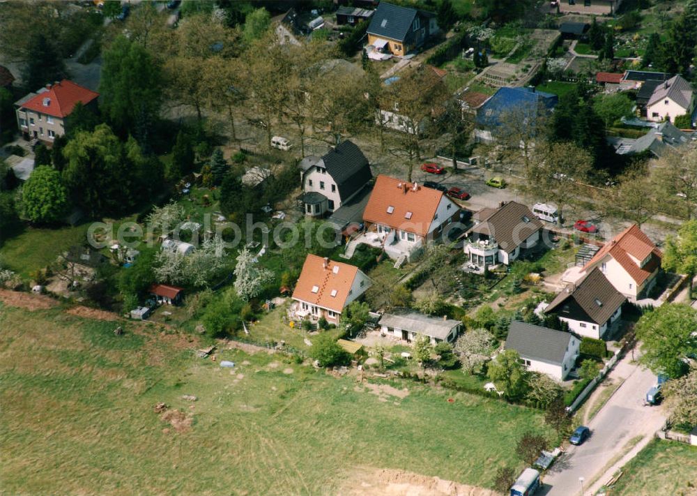 Aerial image Berlin-Mahlsdorf - Blick auf das Wohngebiet am Kleeackerweg - Florastraße - Lübzerstraße in Berlin-Mahlsdorf. View of the residential area at the Kleeackerweg - Florastrasse - Lübzerstrasse in the Berlin district Mahlsdorf.