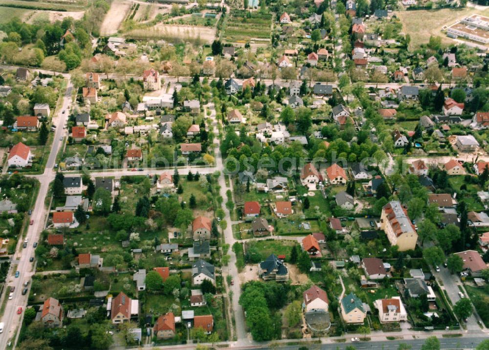 Aerial photograph Berlin-Mahlsdorf - Blick auf das Wohngebiet an der Hönower Straße - Burggrafenstraße - Lindenhofstraße in Berlin-Mahlsdorf. View of the residential area at the Hönower Strasse - Burggrafenstrssße - Lindenhofstrasse in the Berlin district Mahlsdorf.