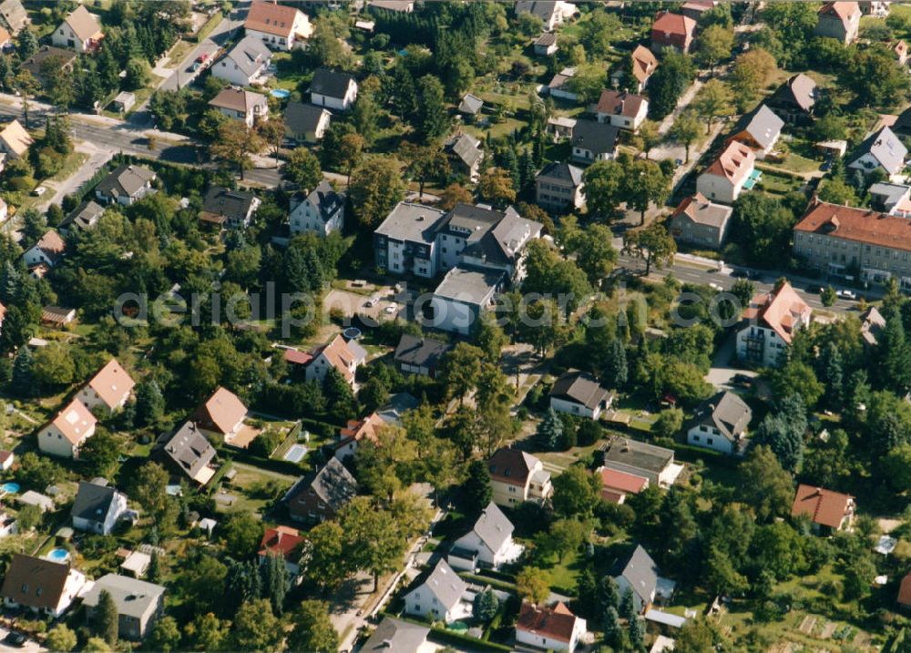 Berlin-Mahlsdorf from above - Blick auf das Wohngebiet an der Hönower Straße - Burggrafenstraße - Lindenhofstraße in Berlin-Mahlsdorf. View of the residential area at the Hönower Strasse - Burggrafenstrssße - Lindenhofstrasse in the Berlin district Mahlsdorf.