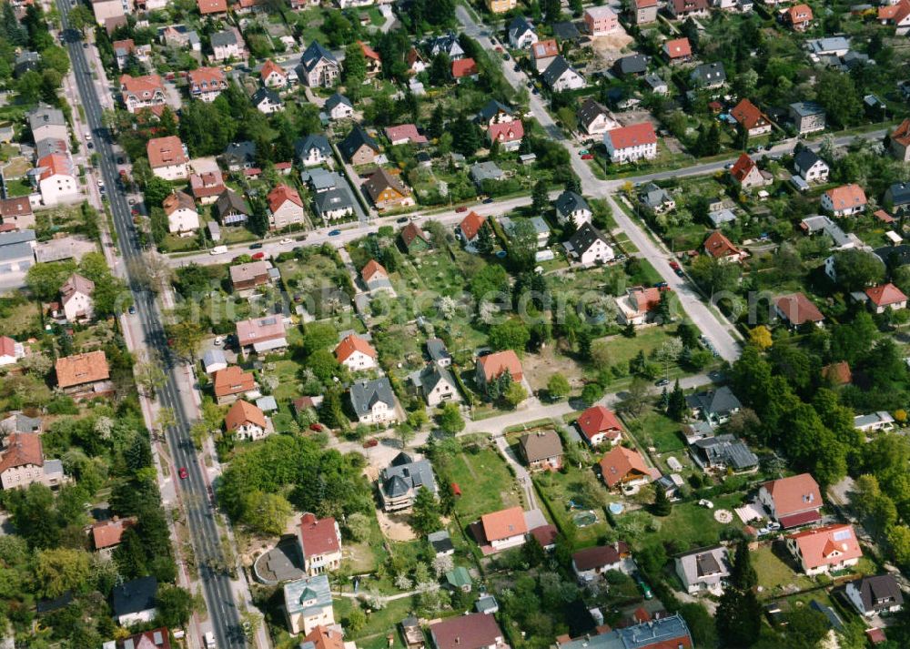 Berlin-Mahlsdorf from the bird's eye view: Blick auf das Wohngebiet an der Lindenhofstraße - Burggrafenstraße in Berlin-Mahlsdorf. View of the residential area at the Hönower Strasse - Lindenhofstrasse - Burggrafenstrasse in the Berlin district Mahlsdorf.