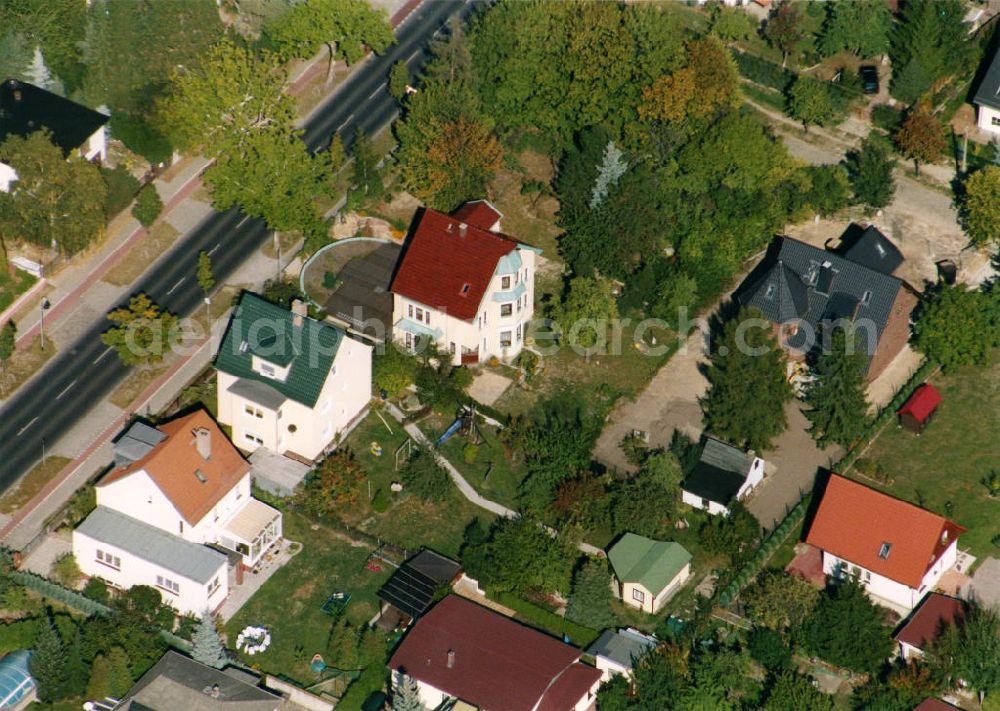 Aerial image Berlin-Mahlsdorf - Blick auf das Wohngebiet an der Lindenhofstraße - Burggrafenstraße in Berlin-Mahlsdorf. View of the residential area at the Hönower Strasse - Lindenhofstrasse - Burggrafenstrasse in the Berlin district Mahlsdorf.