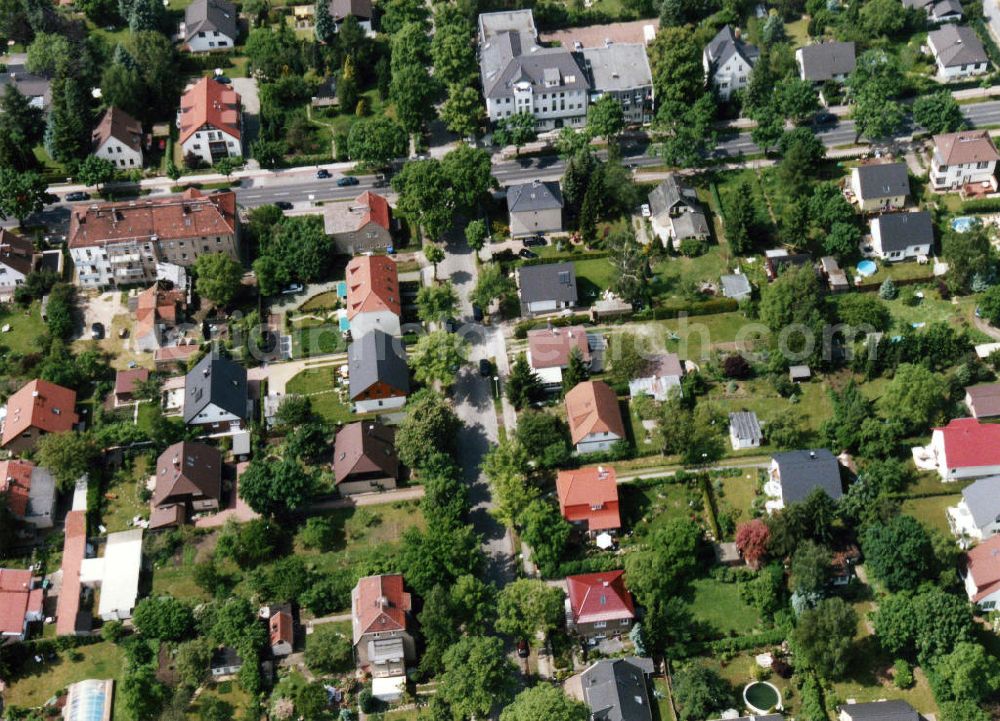 Aerial photograph Berlin-Mahlsdorf - Blick auf das Wohngebiet an der Hönower Straße - Lübzerstraße in Berlin-Mahlsdorf. View of the residential area at the street Hoenower Strasse - Luebzerstrasse in the district Mahlsdorf.