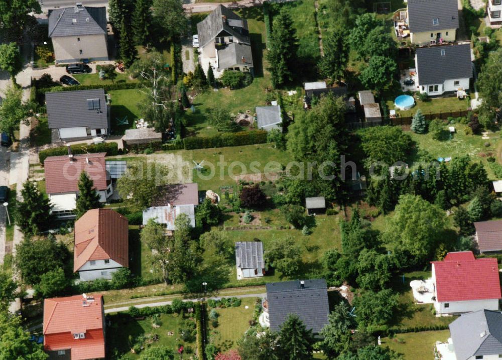 Berlin-Mahlsdorf from above - Blick auf das Wohngebiet an der Hönower Straße - Lübzerstraße in Berlin-Mahlsdorf. View of the residential area at the street Hoenower Strasse - Luebzerstrasse in the district Mahlsdorf.