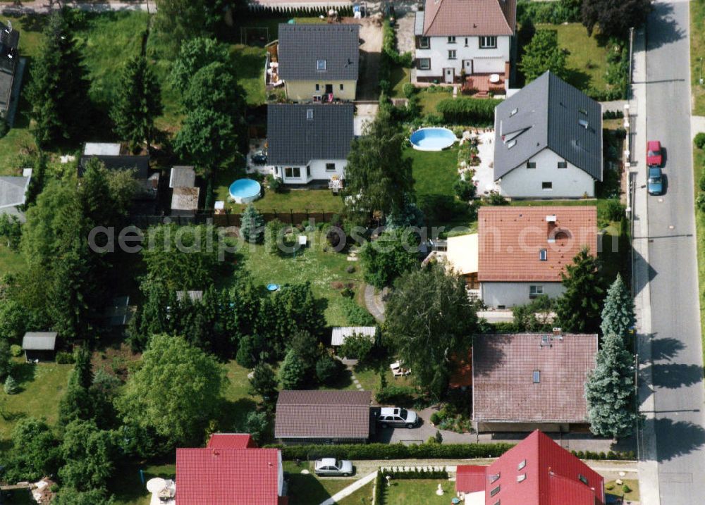 Berlin-Mahlsdorf from the bird's eye view: Blick auf das Wohngebiet Am Lupinenfeld in Berlin-Mahlsdorf. View of the residential area at the street Am Lupinenfeld in the district Mahlsdorf.