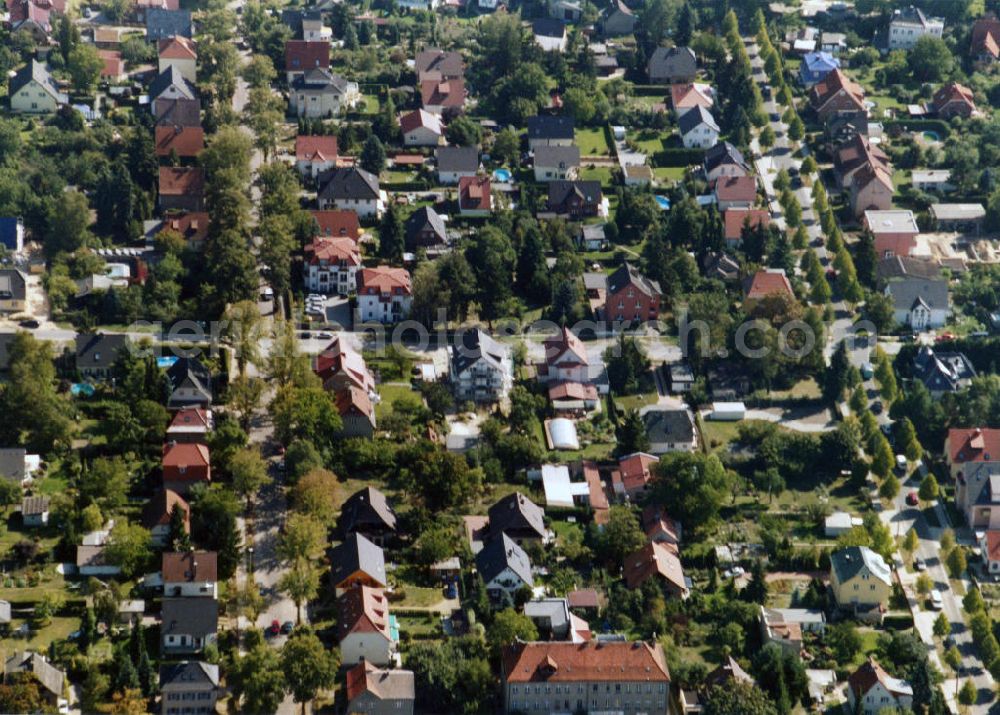 Aerial image Berlin-Mahlsdorf - Blick auf das Wohngebiet Am Lupinenfeld - Karlshafenstraße in Berlin-Mahlsdorf. View of the residential area at the street Am Lupinenfeld - Karlshafenstrasse in the district Mahlsdorf.