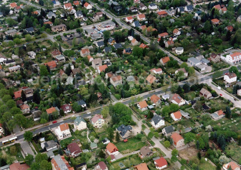 Aerial photograph Berlin-Mahlsdorf - Blick auf das Wohngebiet an der Hönower Straße - Sudermannstraße - Briesener Weg in Berlin-Mahlsdorf. View of the residential area at the street Hoenower Strasse - Sudermannstrasse - Briesener Weg in the district Mahlsdorf.