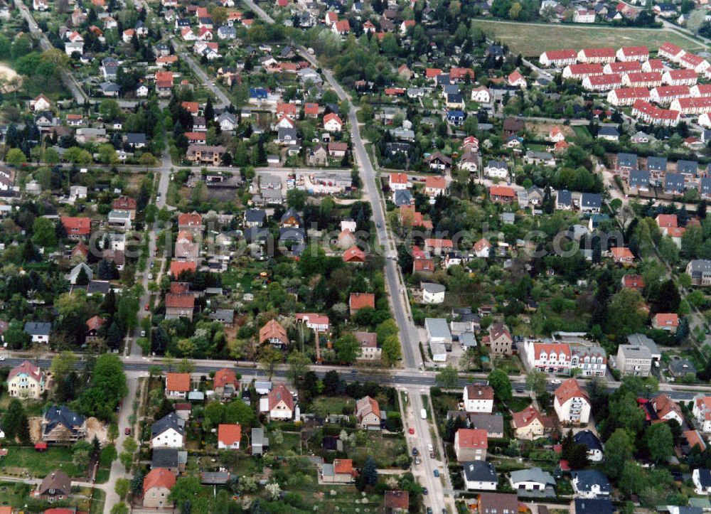 Berlin-Mahlsdorf from above - Blick auf das Wohngebiet an der Hönower Straße - Sudermannstraße - Briesener Weg in Berlin-Mahlsdorf. View of the residential area at the street Hoenower Strasse - Sudermannstrasse - Briesener Weg in the district Mahlsdorf.