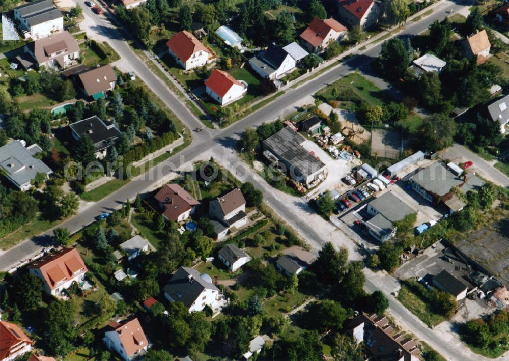 Berlin-Mahlsdorf from the bird's eye view: Blick auf das Wohngebiet an der Sudermannstraße - Briesener Weg in Berlin-Mahlsdorf. View of the residential area at the street Sudermannstrasse - Briesener Weg - Luebzerstrasse in the district Mahlsdorf.