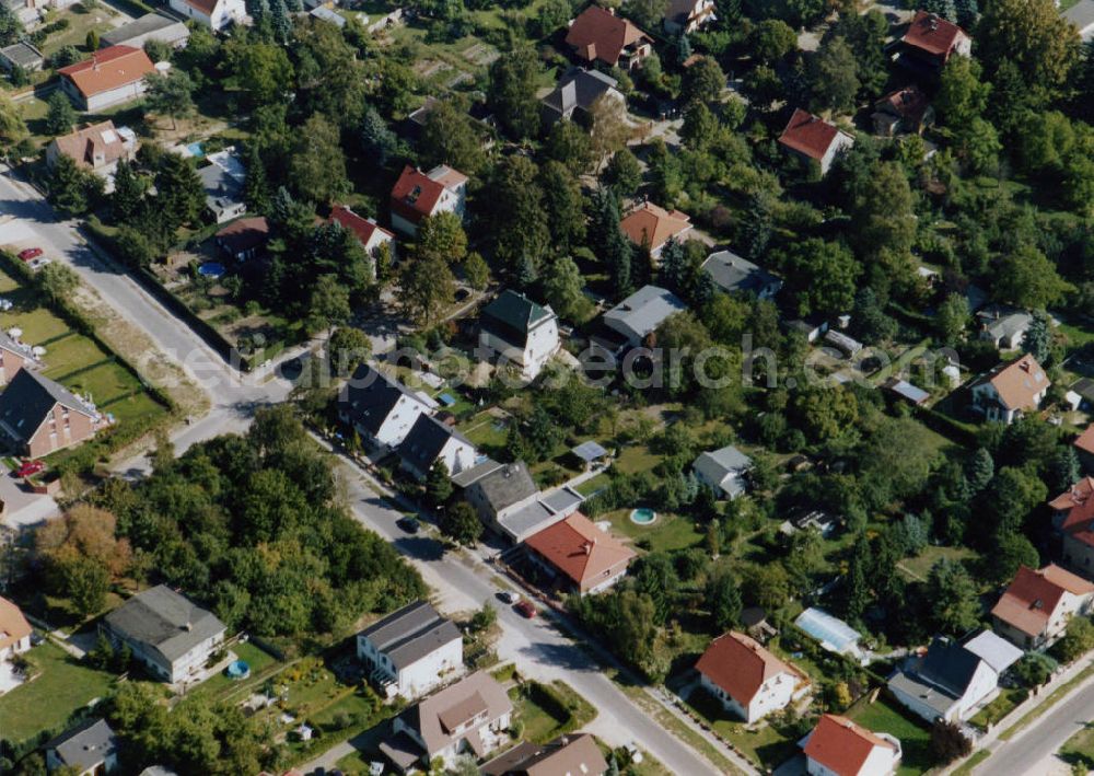 Aerial image Berlin-Mahlsdorf - Blick auf das Wohngebiet an der Sudermannstraße - Briesener Weg in Berlin-Mahlsdorf. View of the residential area at the street Sudermannstrasse - Briesener Weg - Luebzerstrasse in the district Mahlsdorf.