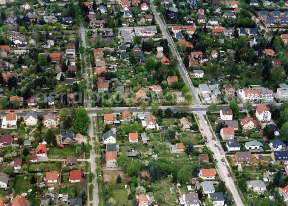 Berlin-Mahlsdorf from the bird's eye view: Blick auf das Wohngebiet an der Briesener Weg - Sudermannstraße - Ernst-Häckel-Straße in Berlin-Mahlsdorf. View of the residential area at the street Briesener Weg - Sudermannstrasse - Ernst-Haeckel-Strasse in the district Mahlsdorf.