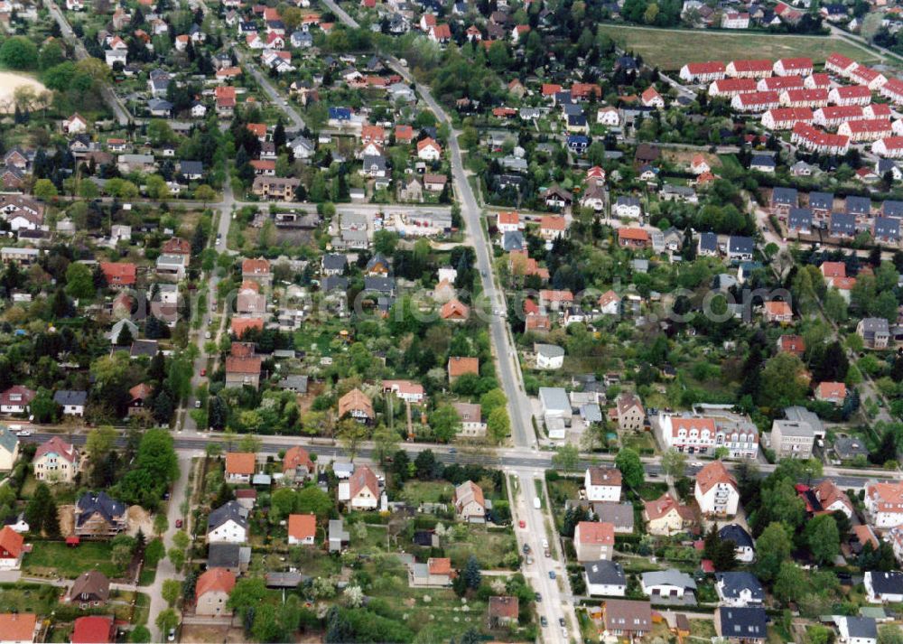 Aerial image Berlin-Mahlsdorf - Blick auf das Wohngebiet an der Briesener Weg - Sudermannstraße - Ernst-Häckel-Straße in Berlin-Mahlsdorf. View of the residential area at the street Briesener Weg - Sudermannstrasse - Ernst-Haeckel-Strasse in the district Mahlsdorf.