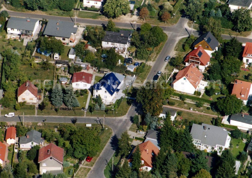 Aerial photograph Berlin-Mahlsdorf - Blick auf das Wohngebiet an der Ernst-Häckel-Straße - Slabystraße in Berlin-Mahlsdorf. View of the residential area at the street Ernst-Haeckel-Strasse - Slabystrasse in the district Mahlsdorf.