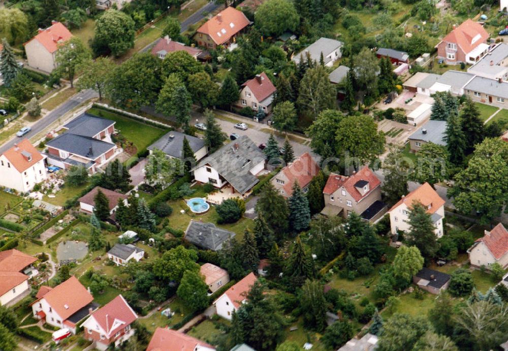 Berlin-Mahlsdorf from above - Blick auf das Wohngebiet an der Markgrafenstraße Ecke Siegfriedstraße in Berlin-Mahlsdorf. View of the residential area at the street Markgrafenstrasse - Siegfriedstrasse in the district Mahlsdorf.