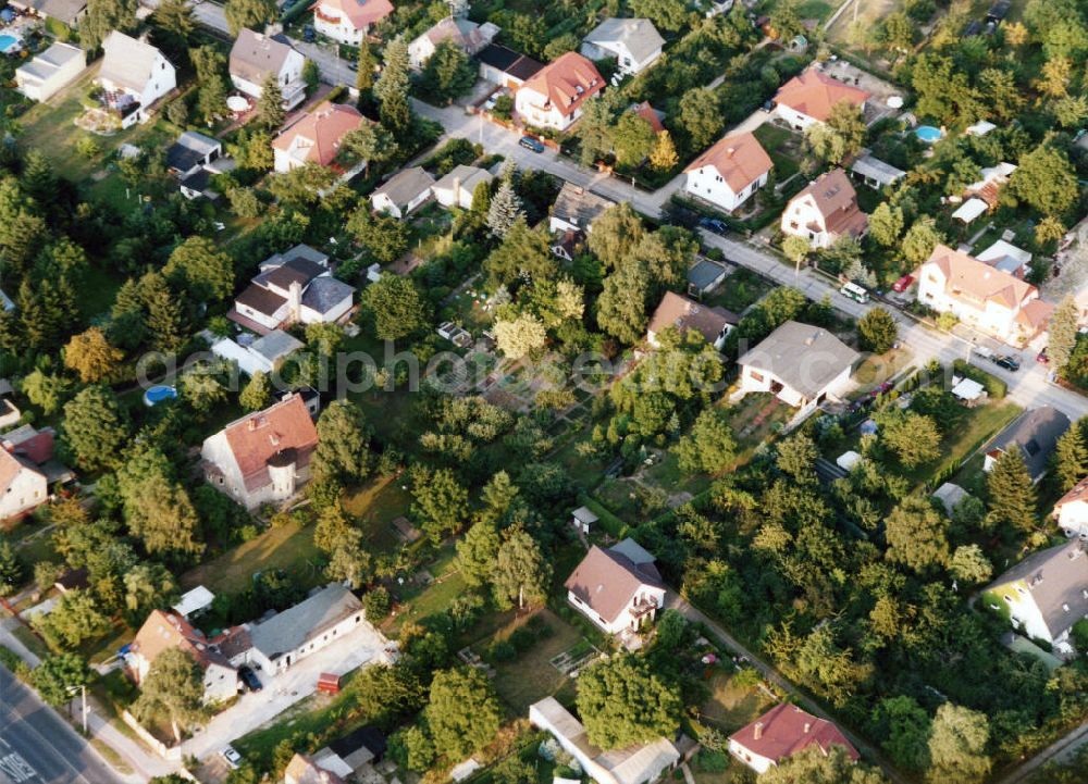 Berlin-Mahlsdorf from the bird's eye view: Blick auf das Wohngebiet an der Hönower Straße - Härmelinweg in Berlin-Mahlsdorf. View of the residential area at the street Hoenower Strasse - Haermelinweg in the district Mahlsdorf.