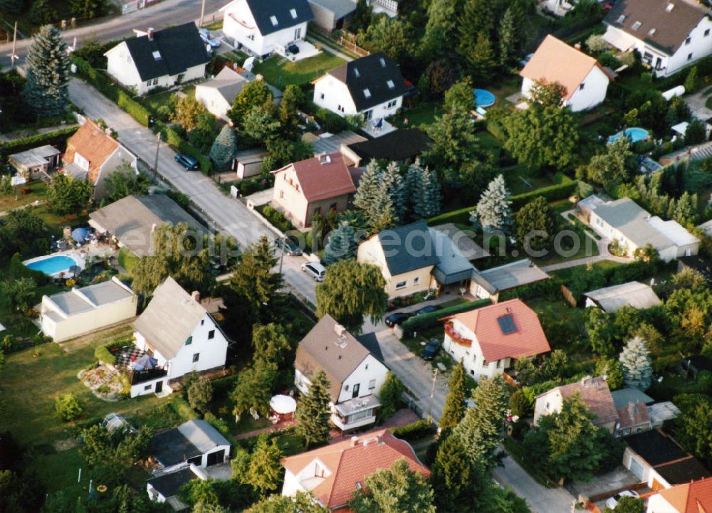 Aerial image Berlin-Mahlsdorf - Blick auf das Wohngebiet an der Hönower Straße - Härmelinweg in Berlin-Mahlsdorf. View of the residential area at the street Hoenower Strasse - Haermelinweg in the district Mahlsdorf.