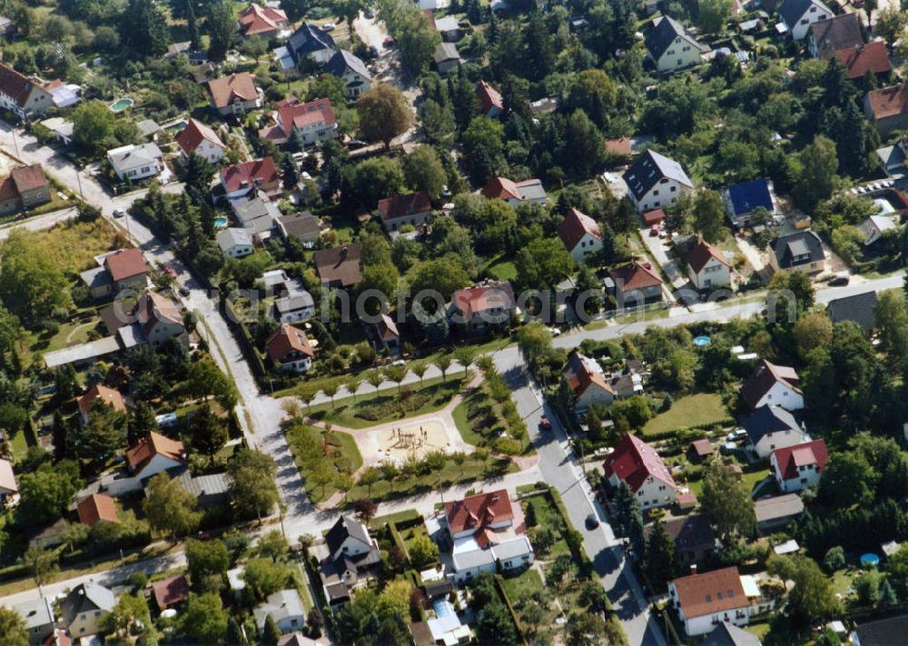 Aerial photograph Berlin-Mahlsdorf - Blick auf das Wohngebiet an der Melanchthonstraße - Albrecht-Dürer-Straße - Am Lupinenfeld in Berlin-Mahlsdorf. View of the residential area at the street Melanchthonstrasse - Albrecht-Duerer-Strasse - Am Lupinenfeld in the district Mahlsdorf.