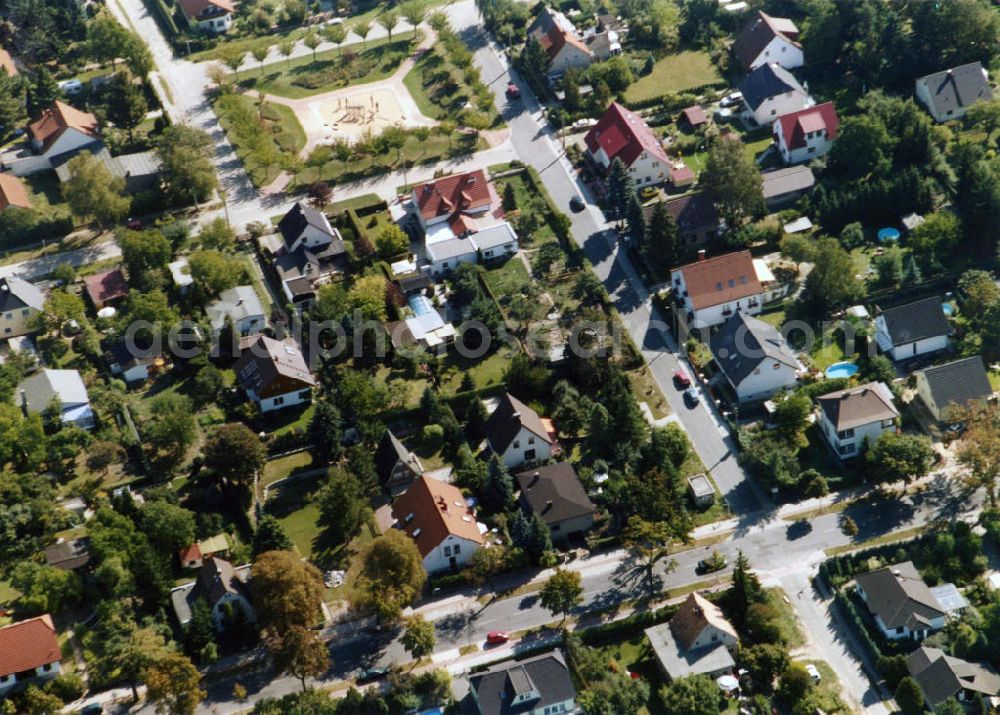 Berlin-Mahlsdorf from above - Blick auf das Wohngebiet an der Melanchthonstraße - Albrecht-Dürer-Straße - Am Lupinenfeld in Berlin-Mahlsdorf. View of the residential area at the street Melanchthonstrasse - Albrecht-Duerer-Strasse - Am Lupinenfeld in the district Mahlsdorf.