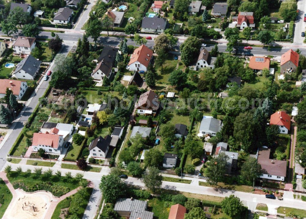 Berlin-Mahlsdorf from the bird's eye view: Blick auf das Wohngebiet an der Hönower Straße - Melanchthonstraße in Berlin-Mahlsdorf. View of the residential area at the street Hoenower Strasse - Melanchthonstrasse in the district Mahlsdorf.