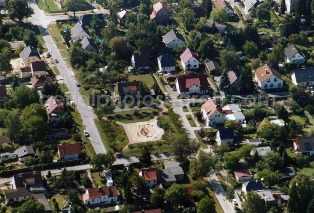 Aerial image Berlin-Mahlsdorf - Blick auf das Wohngebiet an der Hönower Straße - Melanchthonstraße in Berlin-Mahlsdorf. View of the residential area at the street Hoenower Strasse - Melanchthonstrasse in the district Mahlsdorf.