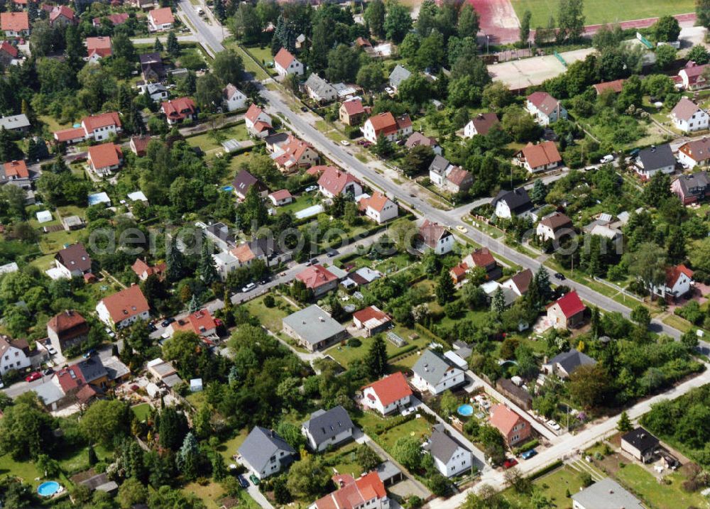 Berlin-Mahlsdorf from the bird's eye view: Blick auf das Wohngebiet Am Rosenhag in Berlin-Mahlsdorf. View of the residential area at the street Am Rosenhag in the district Mahlsdorf.