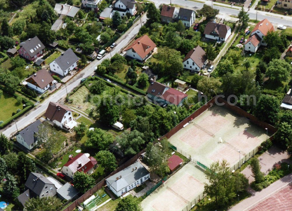 Aerial photograph Berlin-Mahlsdorf - Blick auf das Wohngebiet Am Rosenhag in Berlin-Mahlsdorf. View of the residential area at the street Am Rosenhag in the district Mahlsdorf.