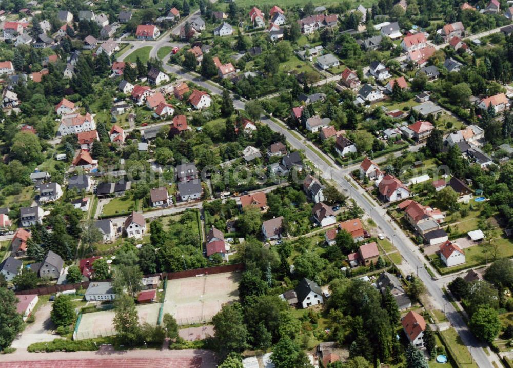 Berlin-Mahlsdorf from above - Blick auf das Wohngebiet Am Rosenhag in Berlin-Mahlsdorf. View of the residential area at the street Am Rosenhag in the district Mahlsdorf.