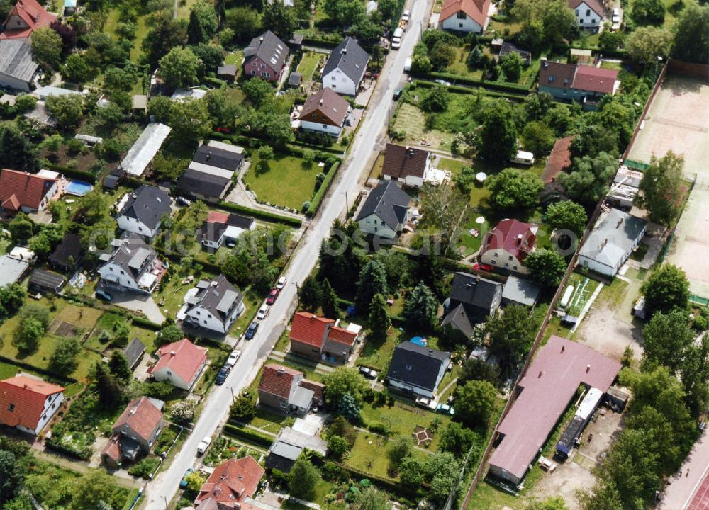 Berlin-Mahlsdorf from the bird's eye view: Blick auf das Wohngebiet an der Florastraße in Berlin-Mahlsdorf. View of the residential area at the street Florastrasse in the district Mahlsdorf.