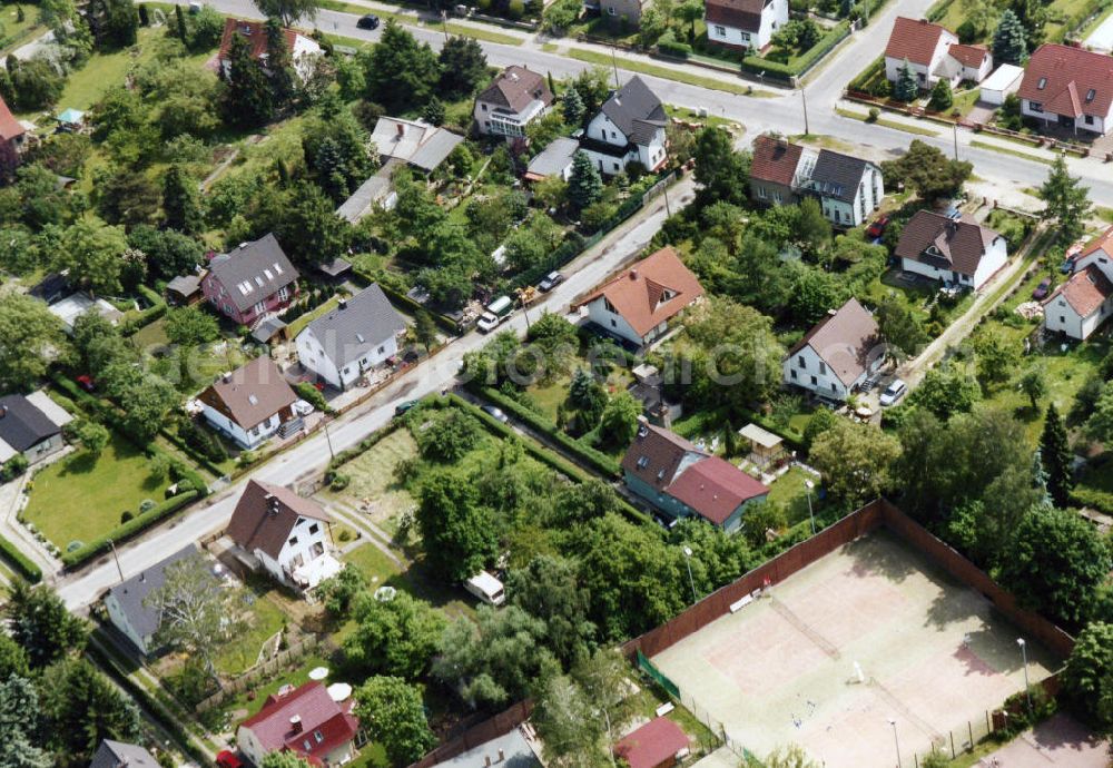 Aerial image Berlin-Mahlsdorf - Blick auf das Wohngebiet an der Florastraße in Berlin-Mahlsdorf. View of the residential area at the street Florastrasse in the district Mahlsdorf.