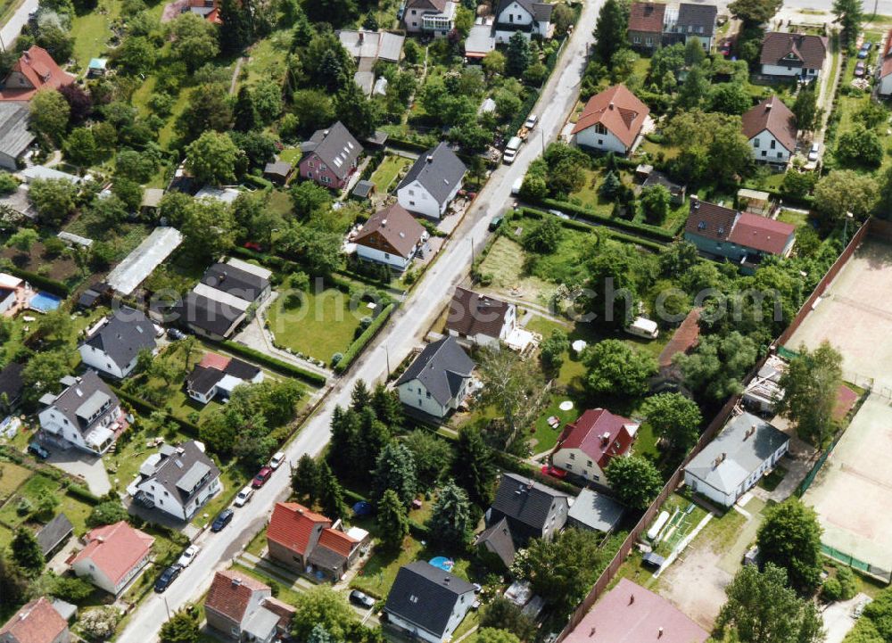 Aerial photograph Berlin-Mahlsdorf - Blick auf das Wohngebiet an der Am Rosenhag - Florastraße in Berlin-Mahlsdorf. View of the residential area at the street Am Rosenhag - Florastrasse in the district Mahlsdorf.