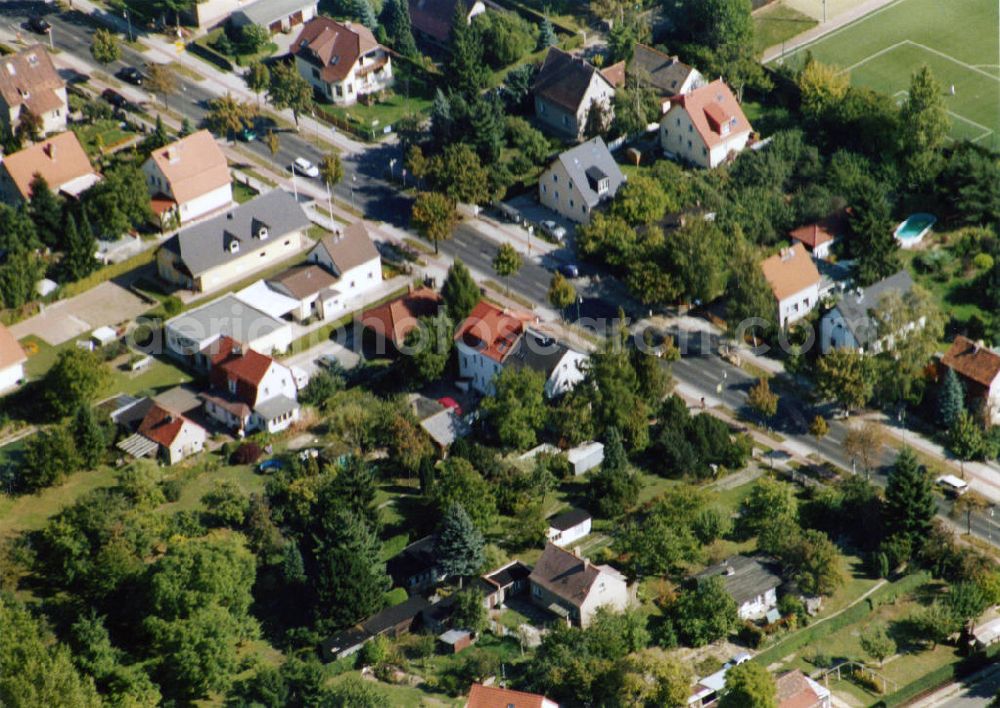 Berlin-Mahlsdorf from above - Blick auf das Wohngebiet an der Hönower Straße in Berlin-Mahlsdorf. View of the residential area at the street Hoenower Strasse in the district Mahlsdorf.