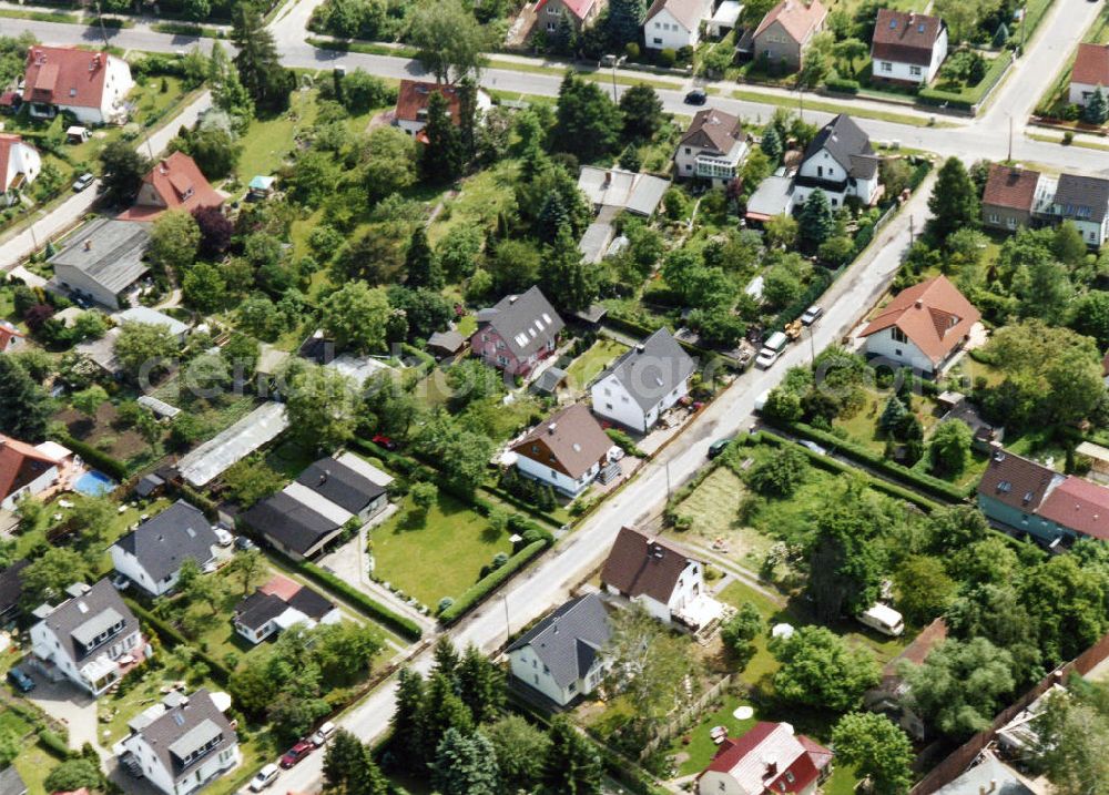 Berlin-Mahlsdorf from the bird's eye view: Blick auf das Wohngebiet an der Gartenanlage Wacholderheide - Lemkestraße in Berlin-Mahlsdorf. View of the residential area at the street Wacholderheide - Lemkestrasse in the district Mahlsdorf.