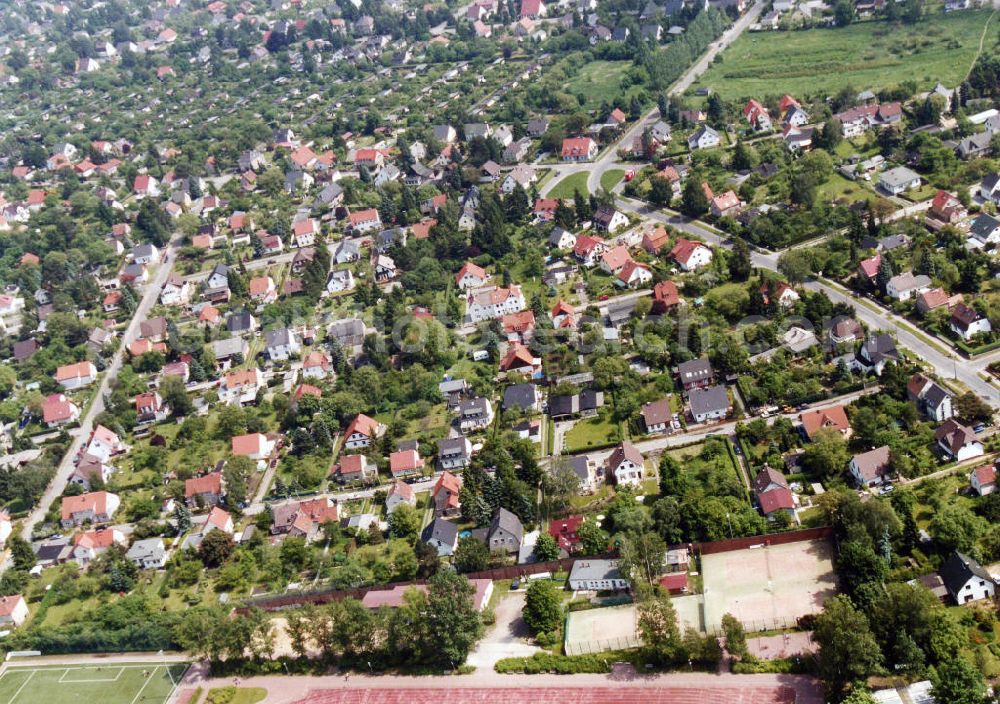 Aerial image Berlin-Mahlsdorf - Blick auf das Wohngebiet an der Gartenanlage Wacholderheide - Lemkestraße in Berlin-Mahlsdorf. View of the residential area at the street Wacholderheide - Lemkestrasse in the district Mahlsdorf.