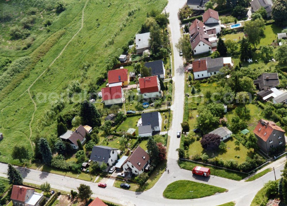 Aerial photograph Berlin-Mahlsdorf - Blick auf das Wohngebiet an der Gartenanlage Wacholderheide - Lemkestraße in Berlin-Mahlsdorf. View of the residential area at the street Wacholderheide - Lemkestrasse in the district Mahlsdorf.