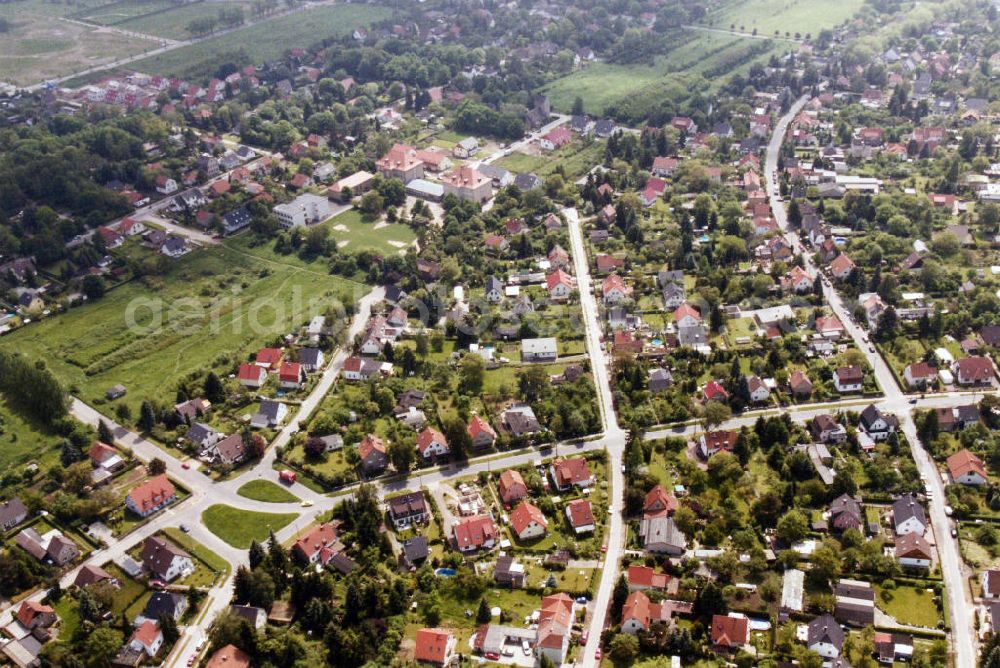 Berlin-Mahlsdorf from above - Blick auf das Wohngebiet an der Gartenanlage Wacholderheide - Lemkestraße in Berlin-Mahlsdorf. View of the residential area at the street Wacholderheide - Lemkestrasse in the district Mahlsdorf.