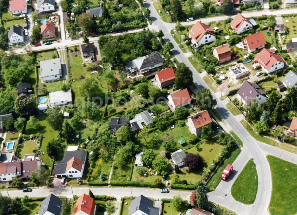 Berlin-Mahlsdorf from the bird's eye view: Blick auf das Wohngebiet an der Gartenanlage Wacholderheide - Lemkestraße in Berlin-Mahlsdorf. View of the residential area at the street Wacholderheide - Lemkestrasse in the district Mahlsdorf.